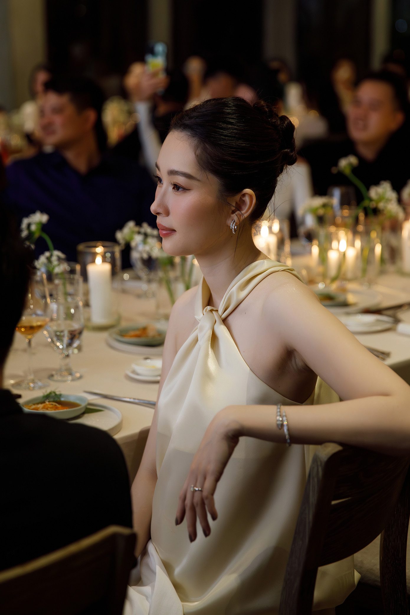 Hoa hậu Việt Nam 2012 diện váy lụa tông màu vàng pastel, khoe vai trần thon thả. Sau hai lần sinh nở, người đẹp Bạc Liêu vẫn giữ được vóc dáng thon gọn, mảnh mai. Hoa hậu Việt Nam 2012 diện váy lụa tông màu vàng pastel, khoe vai trần thon thả. Sau hai lần sinh nở, người đẹp Bạc Liêu vẫn giữ được vóc dáng thon gọn, mảnh mai.