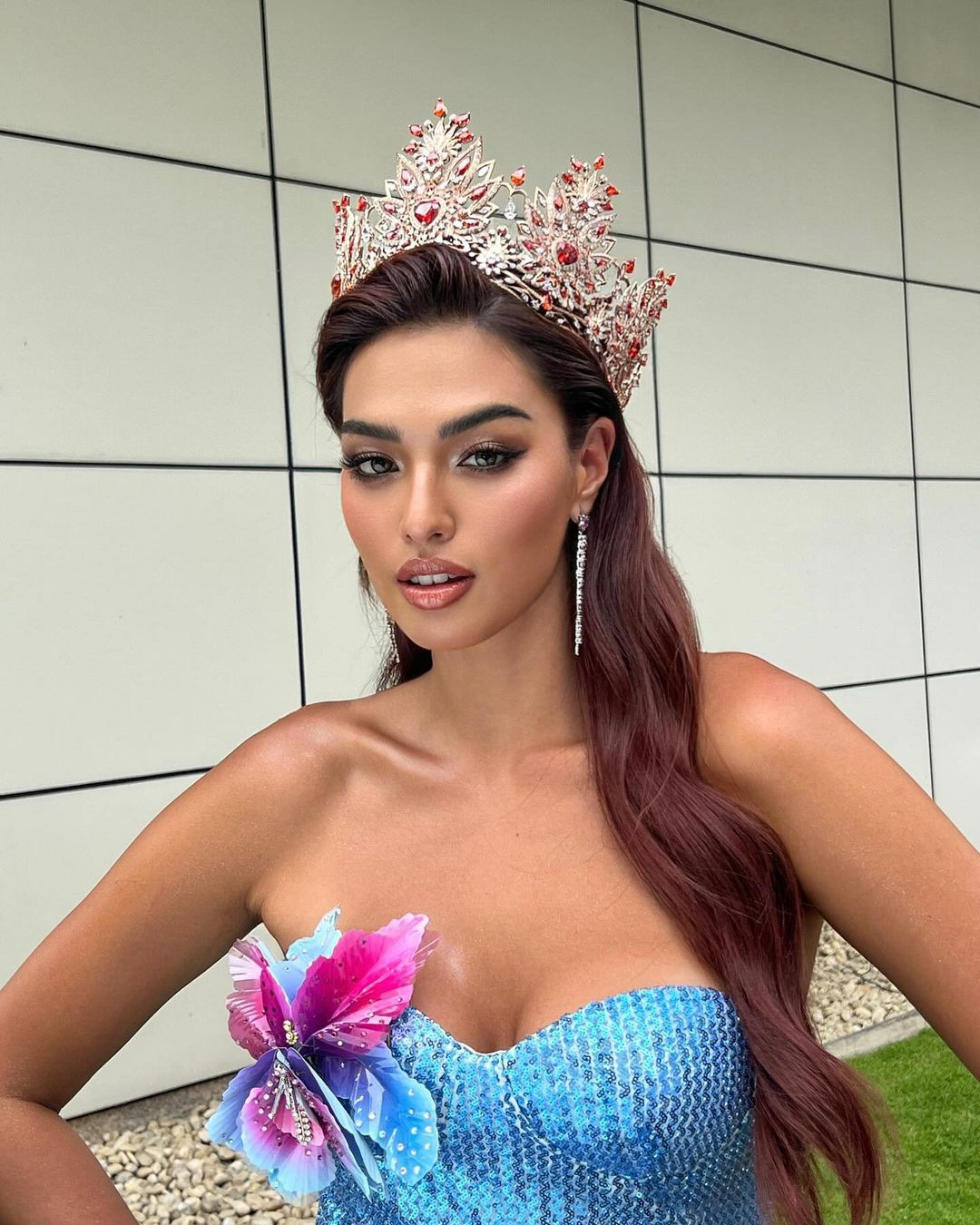 Hoa hậu Hoàn vũ Thái Lan 2021 Anchilee Scott-Kemmis cũng tham dự lễ hội. Cô diện váy cúp ngực gợi cảm.