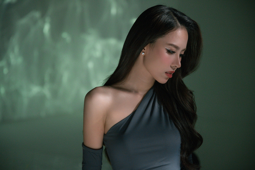 MV với tông màu chủ đạo là xanh, đen, xám.