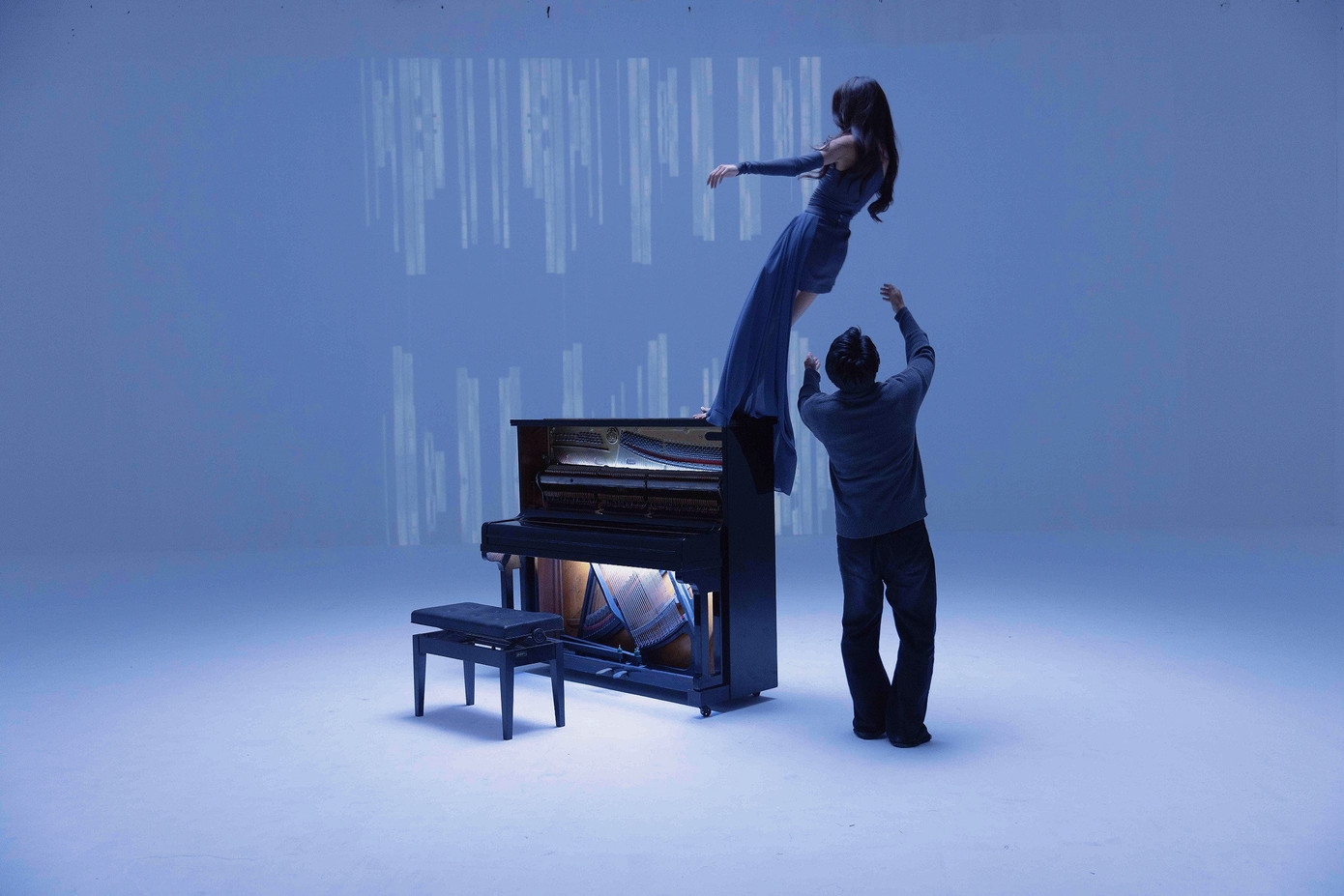 MV với tông màu chủ đạo là xanh, đen, xám.