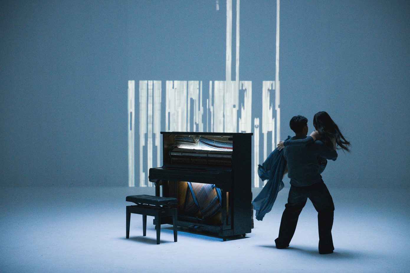 MV với tông màu chủ đạo là xanh, đen, xám.