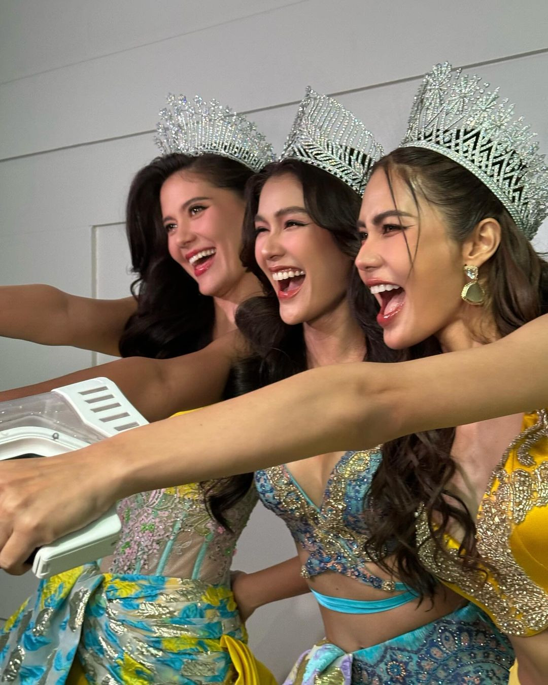 Hoa hậu Hoàn vũ Thái Lan 2021 Anchilee Scott-Kemmis cũng tham dự lễ hội. Cô diện váy cúp ngực gợi cảm.