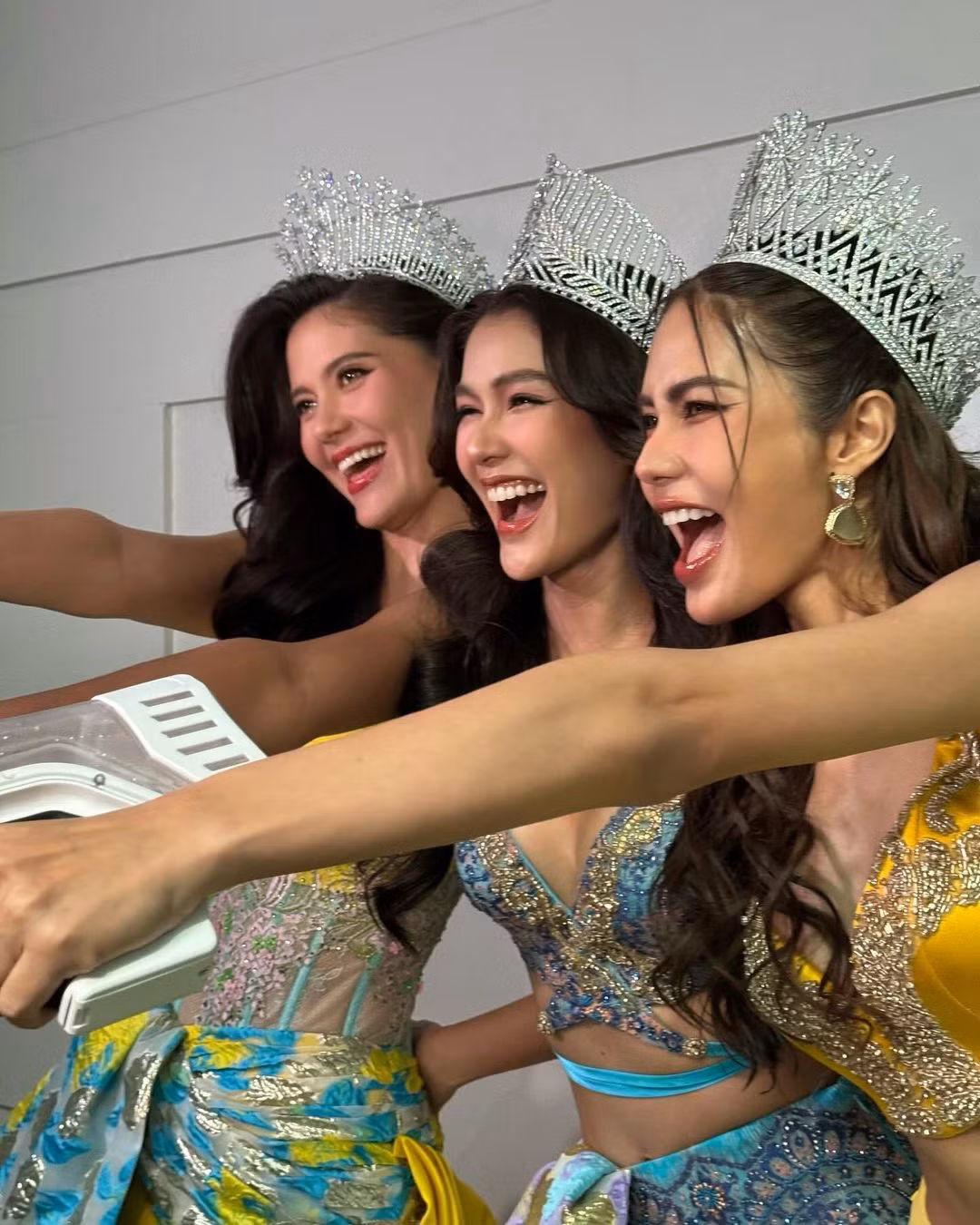 Hoa hậu Hoàn vũ Thái Lan 2021 Anchilee Scott-Kemmis cũng tham dự lễ hội. Cô diện váy cúp ngực gợi cảm. Hoa hậu Hoàn vũ Thái Lan 2021 Anchilee Scott-Kemmis cũng tham dự lễ hội. Cô diện váy cúp ngực gợi cảm.