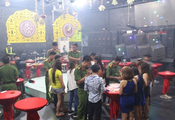 Đột kích quán bar phát hiện 26 người dương tính với ma túy ảnh 1