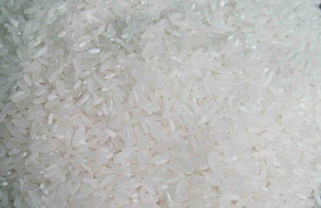 Nhìn mắt thường khó khẳng định được đây là gạo giả hay thật. Nhìn mắt thường khó khẳng định được đây là gạo giả hay thật