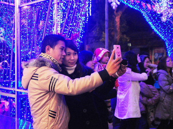 Các cặp nam thanh, nữ tú cũng nắm chặt tay nhau dạo phố đón Giáng Sinh. Họ cùng lưu lại những khoảnh khắc hạnh phúc