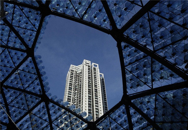 Chiếc đèn lồng làm từ hàng ngàn vỏ bình nước tại Hồng Kông (Trung Quốc)