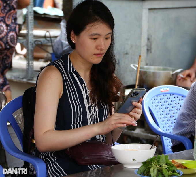 Du khách Hong Kong thưởng thức món bún bò có giá tầm 50.000 đồng (Ảnh: Ngọc Ngân). Du khách Hong Kong thưởng thức món bún bò có giá tầm 50.000 đồng (Ảnh: Ngọc Ngân).