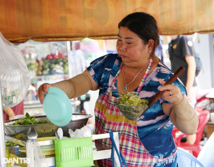 "Madam Thanh" trụng rau cho khách (Ảnh: Ngọc Ngân). "Madam Thanh" trụng rau cho khách (Ảnh: Ngọc Ngân).