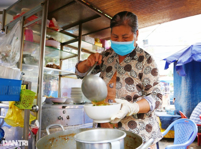 Quán vỉa hè gần 20 năm phục vụ khách du lịch quốc tế (Ảnh: Ngọc Ngân) Quán vỉa hè gần 20 năm phục vụ khách du lịch quốc tế (Ảnh: Ngọc Ngân)