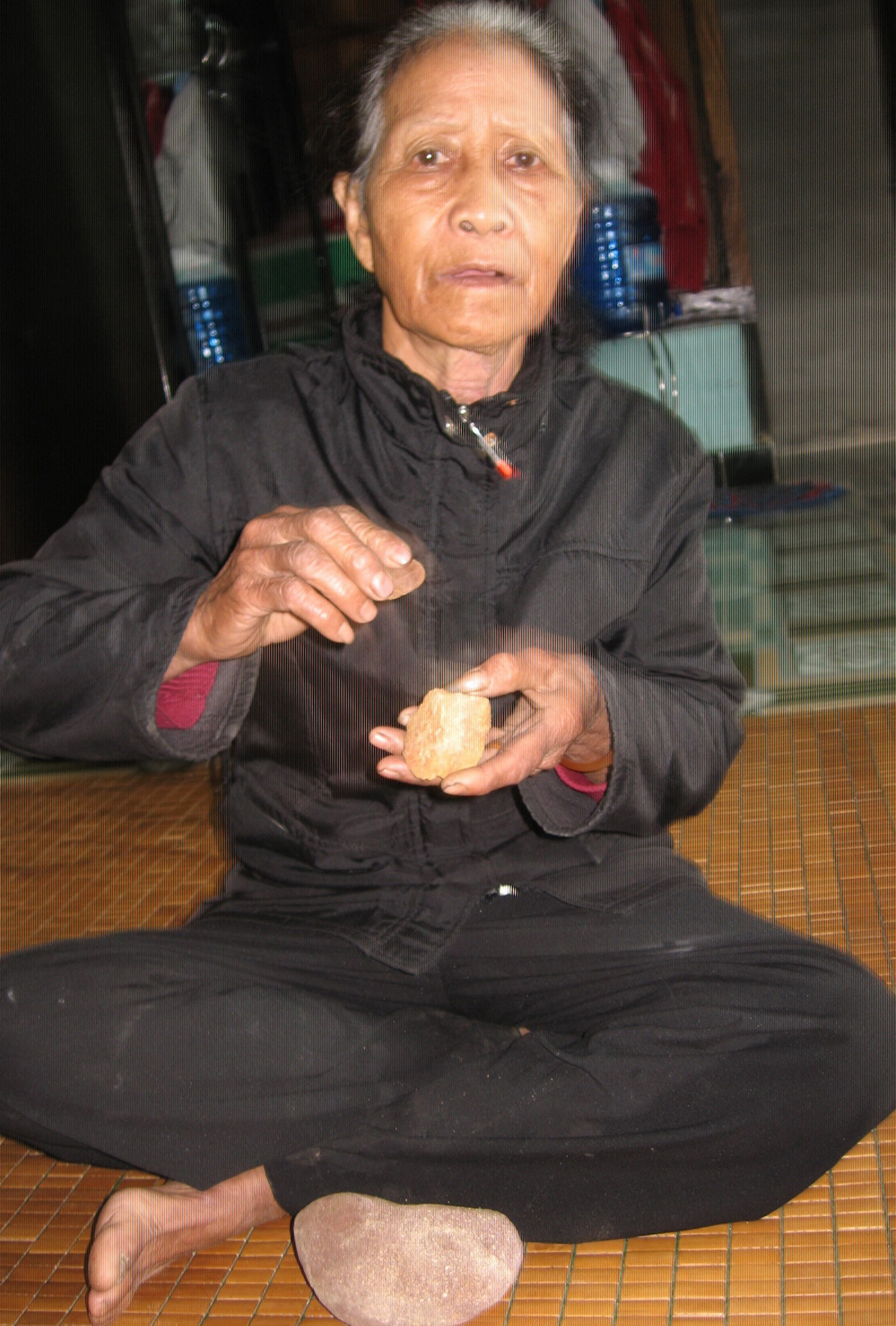 Son môi từ đá núi của người Pakôh do bà Hồ Thị Tuyết giới thiệu. Son môi từ đá núi của người Pakôh do bà Hồ Thị Tuyết giới thiệu