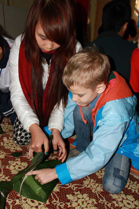 Học sinh Việt - Nga cùng gói bánh chưng. Ảnh: Trường Phong