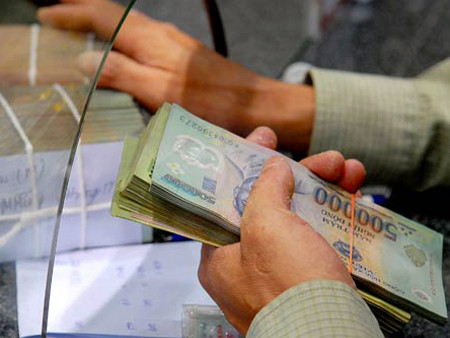 Ngân hàng hết thời thưởng khủng. Ảnh: Hoàng Hà