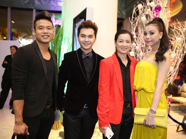 Trà Ngọc Hằng bên các đồng nghiệp Ngọc Minh Idol, Nam Cường và Thúy Vinh. Trà Ngọc Hằng bên các đồng nghiệp Ngọc Minh Idol, Nam Cường và Thúy Vinh