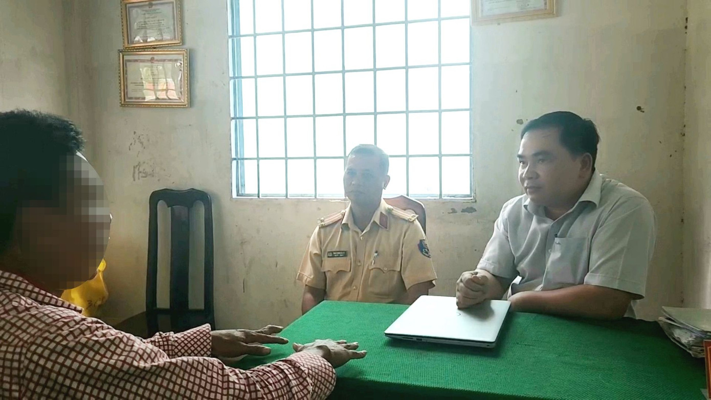 Đại diện cơ quan chức năng làm việc với Lê Văn Khởi (trái). Đại diện cơ quan chức năng làm việc với Lê Văn Khởi (trái).