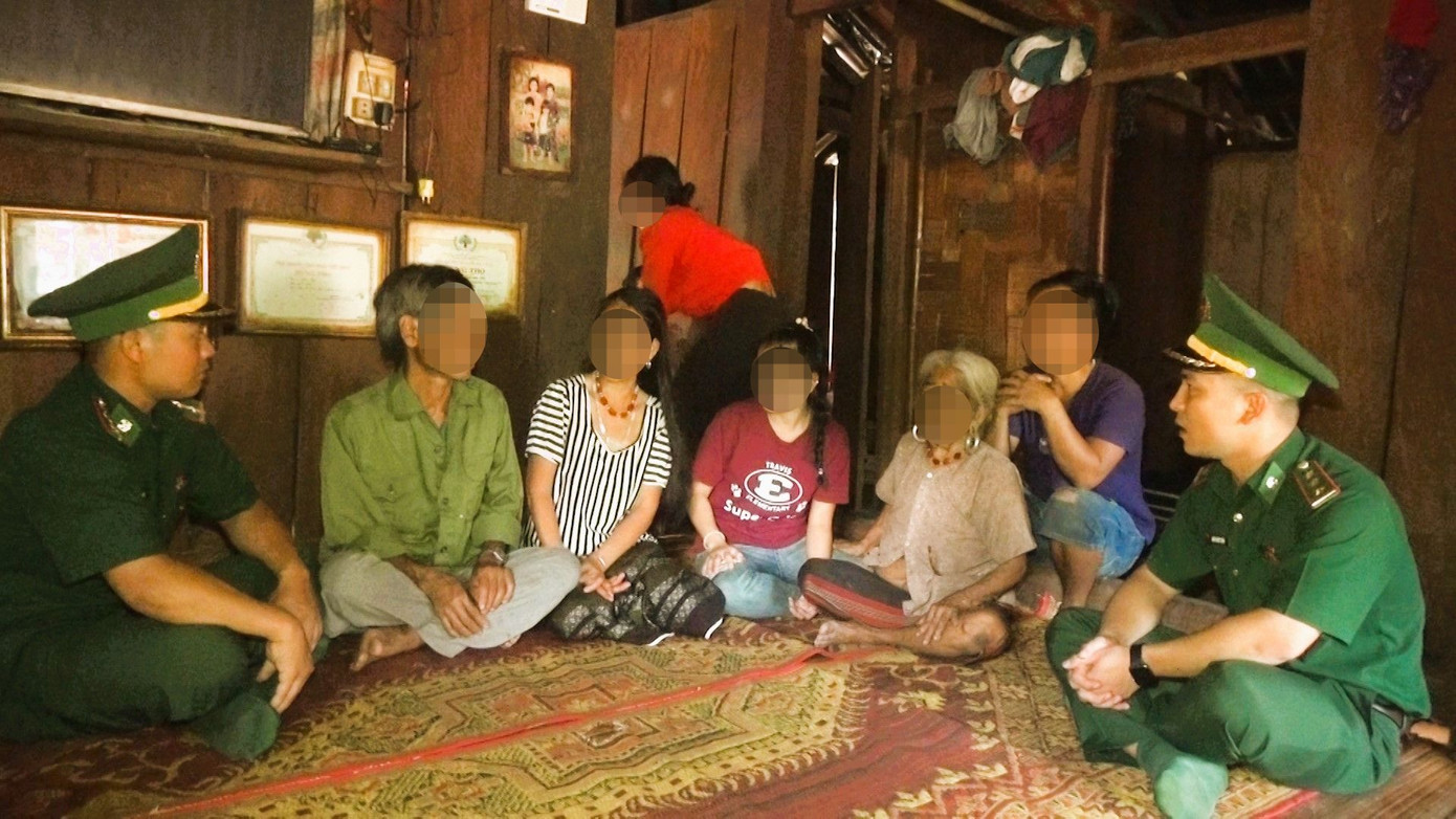 Bộ đội Biên phòng tỉnh Quảng Trị đưa H.T.T. về đoàn tụ cùng gia đình. Ảnh: Mạnh Hùng