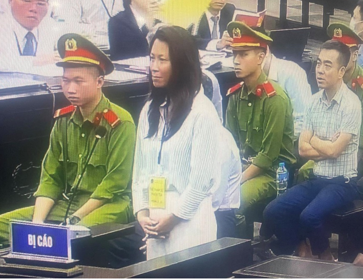 Bị cáo Nguyễn Thị Thanh Hằng (Phó Tổng giám đốc Công ty Bluesky) trả lời xét hỏi tại tòa. Bị cáo Nguyễn Thị Thanh Hằng (Phó Tổng giám đốc Công ty Bluesky) trả lời xét hỏi tại tòa.