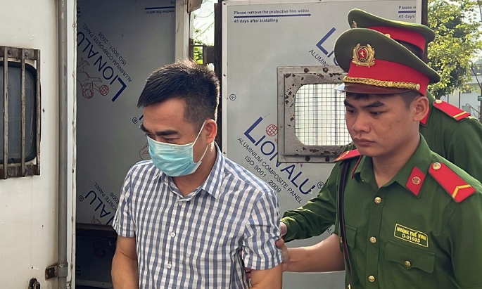 Cảnh sát dẫn giải bị cáo Lê Hồng Sơn (Tổng giám đốc Công ty Bluesky) tới tòa. Cảnh sát dẫn giải bị cáo Lê Hồng Sơn (Tổng giám đốc Công ty Bluesky) tới tòa.