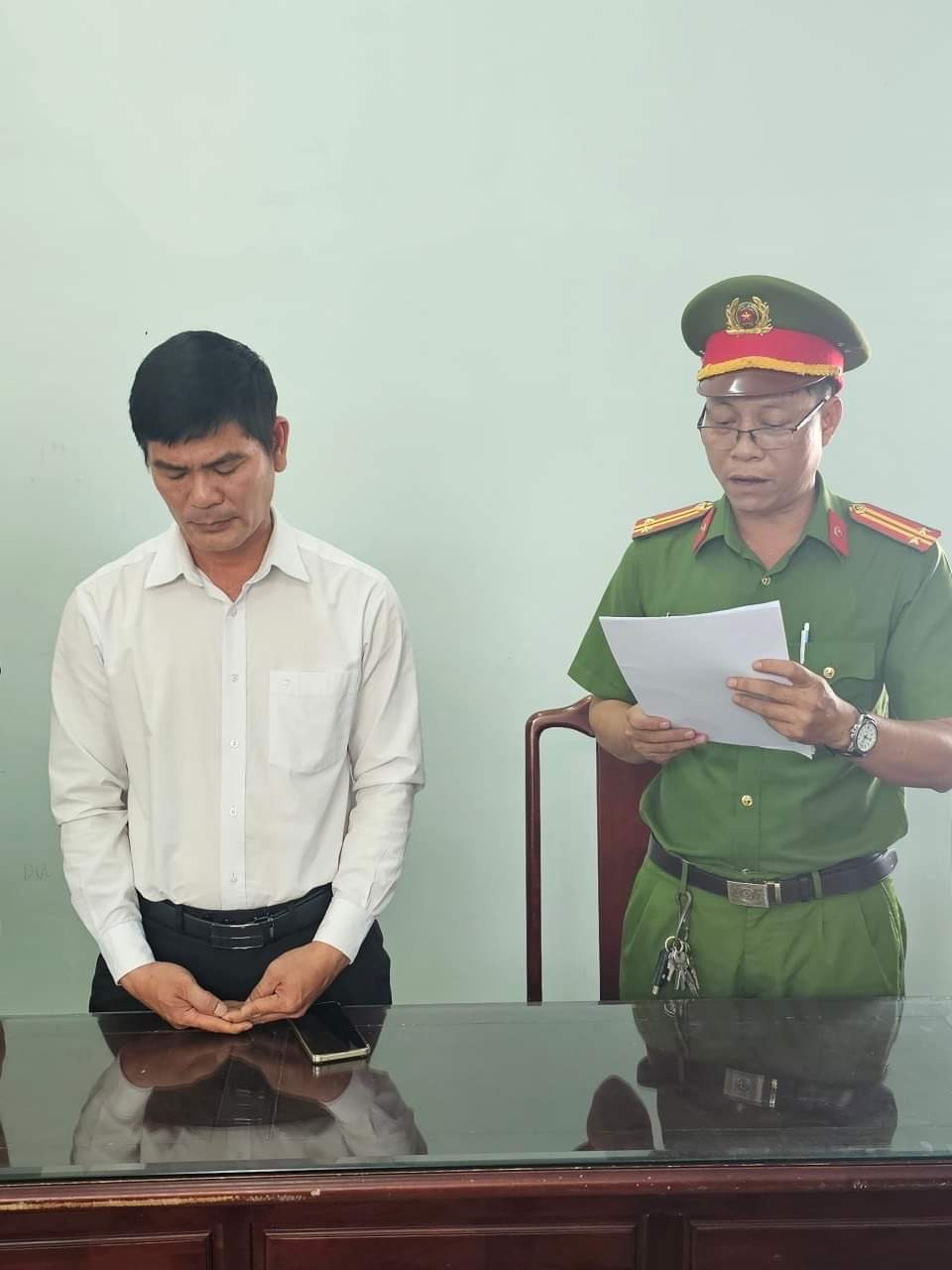 CQĐT tống đạt các quyết định tố tụng với ông Kiều.