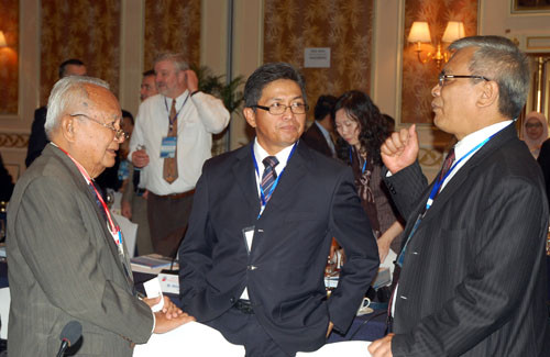 Các đại biểu trao đổi trước khi diễn ra phiên họp thứ nhất