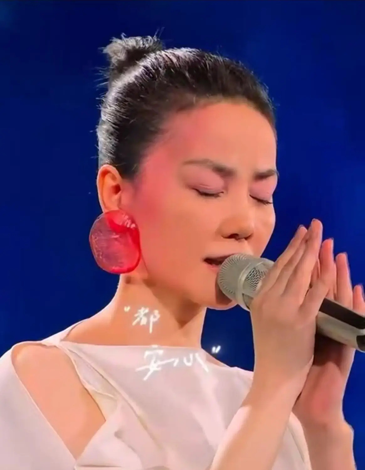 Mỗi khi cất giọng hát, Vương Phi dường như chỉ đắm chìm vào ca từ và giai điệu của ca khúc. Mỗi khi cất giọng hát, Vương Phi dường như chỉ đắm chìm vào ca từ và giai điệu của ca khúc.