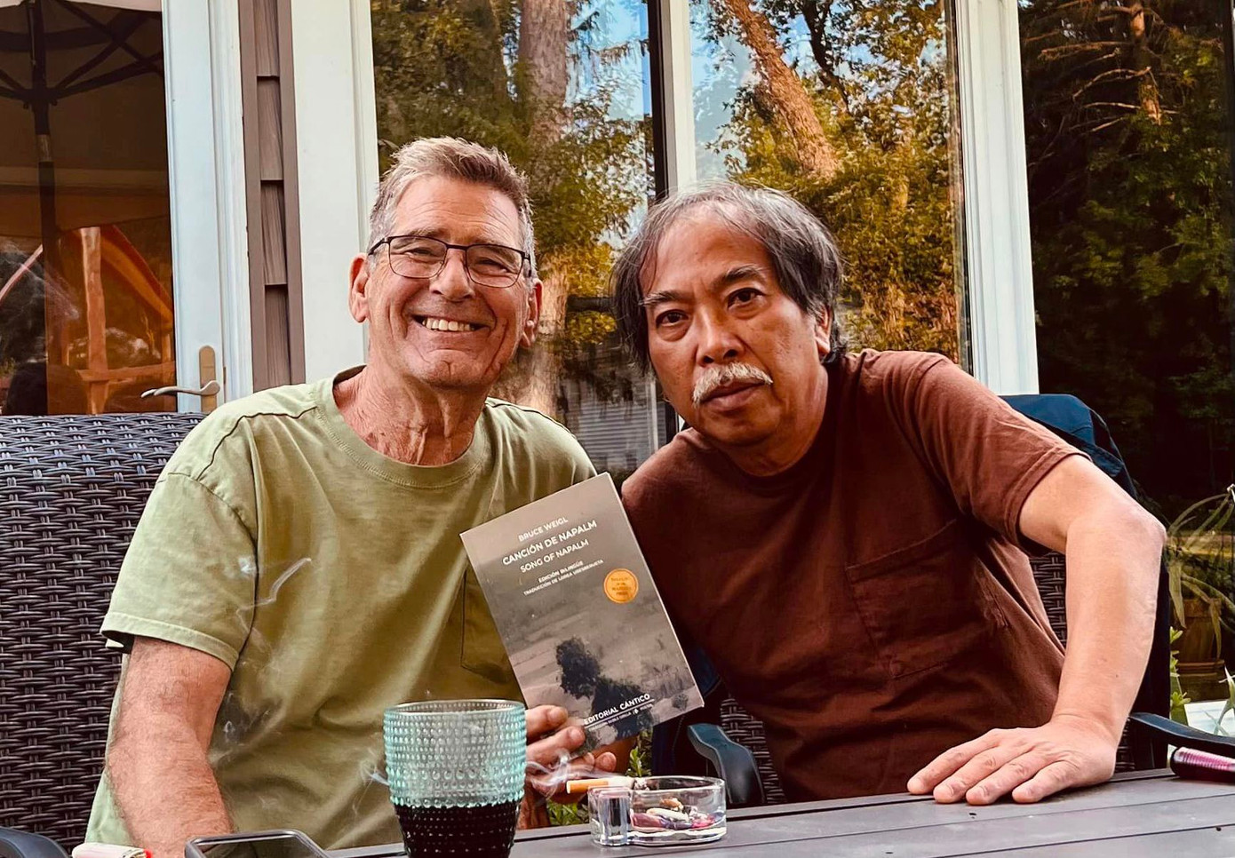 Bruce Weigl nguyên là Chủ tịch Chương trình Viết văn quốc gia Mỹ, Chủ tịch Hội đồng Thẩm định thơ của Giải thưởng Văn học quốc gia Mỹ.