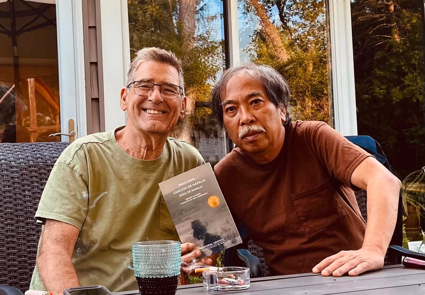 Bruce Weigl nguyên là Chủ tịch Chương trình Viết văn quốc gia Mỹ, Chủ tịch Hội đồng Thẩm định thơ của Giải thưởng Văn học quốc gia Mỹ.