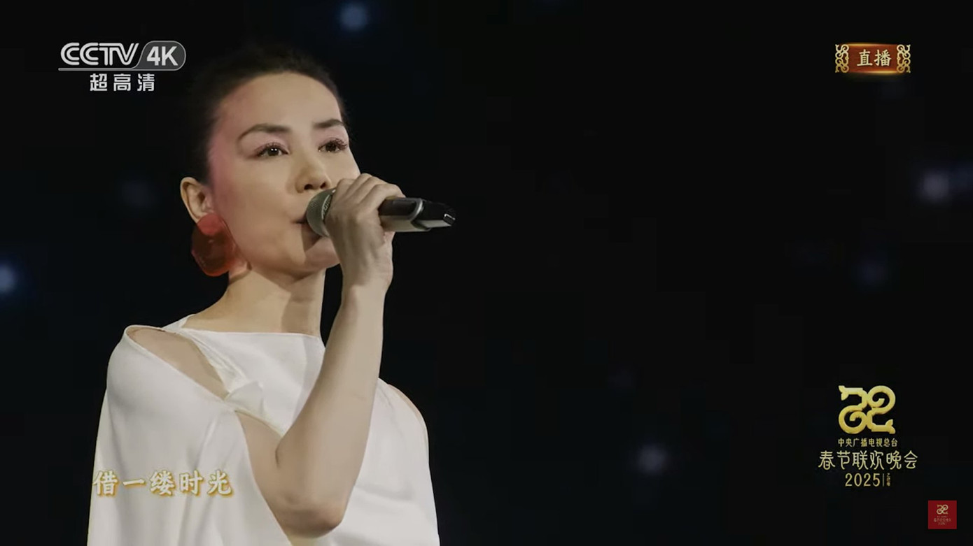 Sự tái xuất của Vương Phi là một điểm nhấn của gala lễ hội CCTV. Sự tái xuất của Vương Phi là một điểm nhấn của gala lễ hội CCTV.