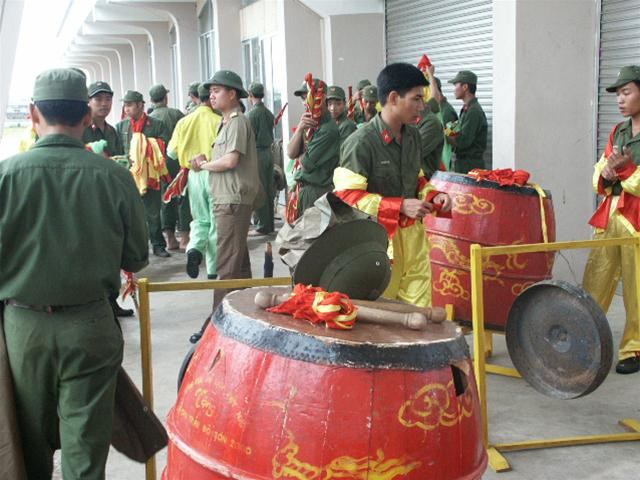 Các chiến sỹ Trung đoàn 50 chuẩn bị tham gia màn trống hội Đồ Sơn. Chuyên gia trang điểm cho các thí sinh tham dự Vòng chung khảo Hoa hậu Hải Phòng 2006 đêm 28/4. Sửa sang lại Hội chợ lần cuối. Các công nhân lắp những viên gạch cuối cùng vỉa hè khu du lịch Đồ Sơn.