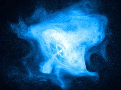 Ánh sáng màu xanh trong bức hình chính là ẩn tinh quay Crab Nebula. “Tinh vân cua” là kết quả của một vụ nổ siêu tân tinh có thể quan sát được từ Trái Đất ngày 4 tháng 6 năm 1054