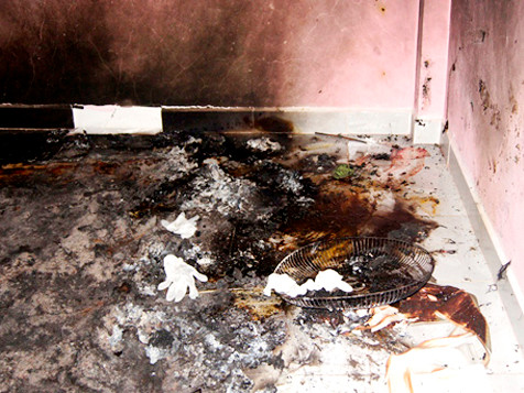 Góc phòng ngủ của anh Thông bị đốt cháy đen. Góc phòng ngủ của anh Thông bị đốt cháy đen