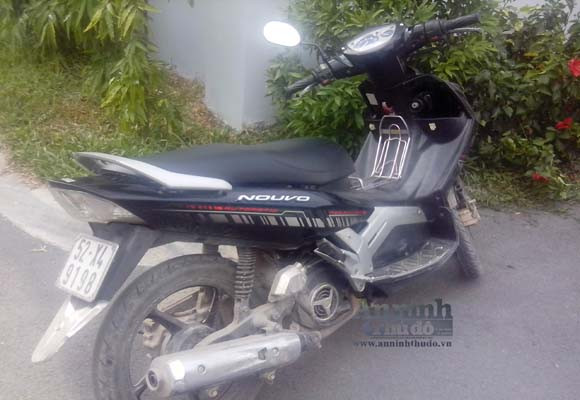 Đầu mối duy nhất là xe Nouvo có BKS 4 số cuối là 9198, công an quận 2 đã lùng ra băng nhóm giết người tàn độc. Đầu mối duy nhất là xe Nouvo có BKS 4 số cuối là 9198, công an quận 2 đã lùng ra băng nhóm giết người tàn độc