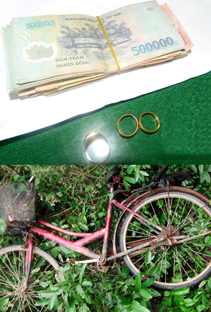 Tang vật tiền và vàng được tên Tài còn giữ (ảnh trên); Chiếc xe đạp bà Tí bị cướp ném vào bụi (ảnh dưới)