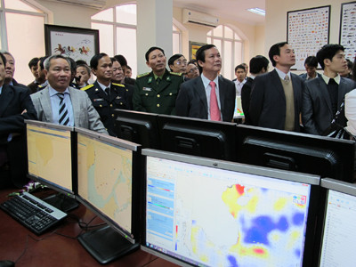  Đại diện nhiều bộ ngành cùng theo dõi thông tin tàu cá tại trung tâm . Ảnh: Phạm Anh