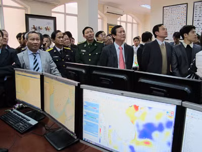  Đại diện nhiều bộ ngành cùng theo dõi thông tin tàu cá tại trung tâm . Ảnh: Phạm Anh