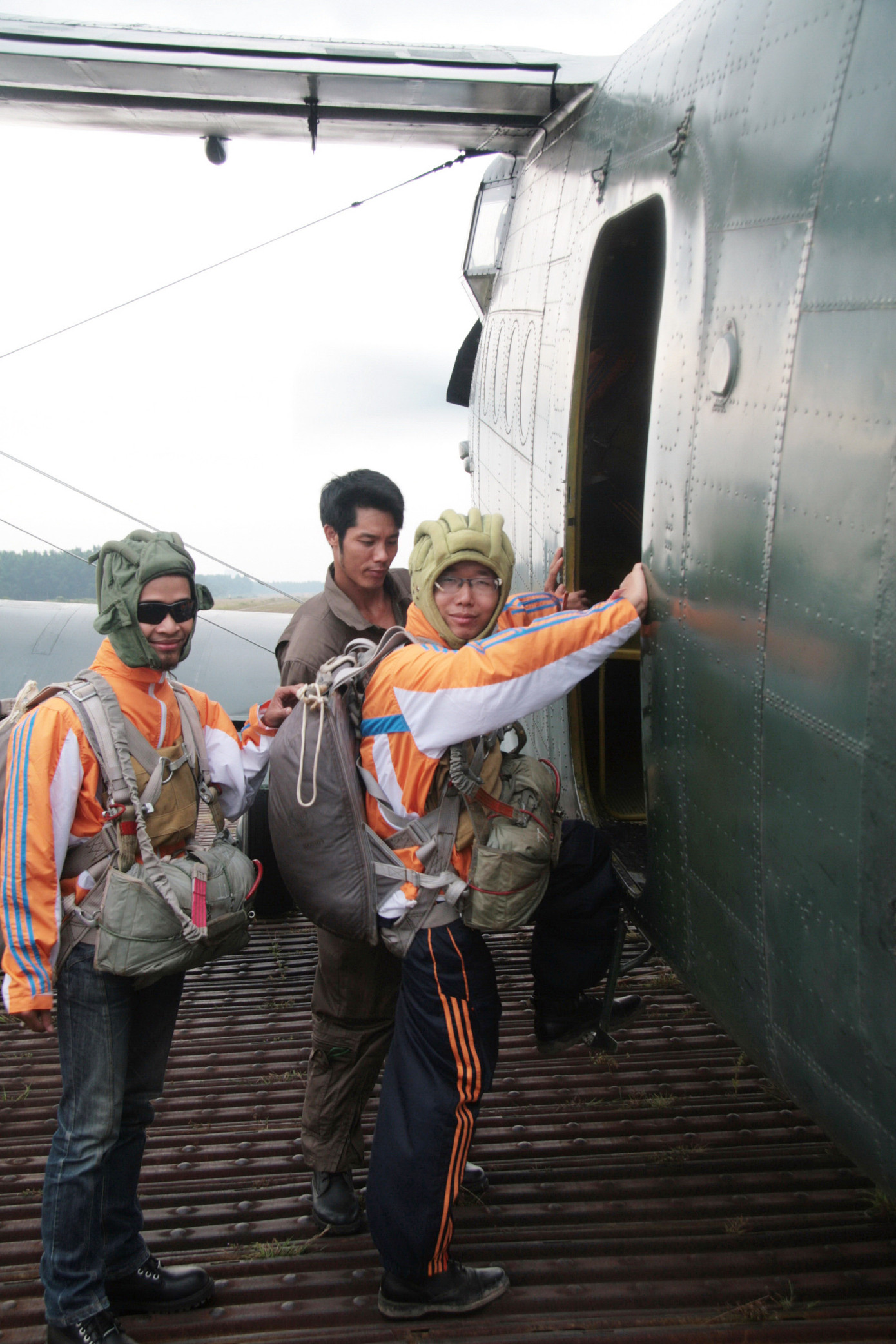 Lên máy bay. Ảnh: Lê Hồng Quang. Lên máy bay. Ảnh: Lê Hồng Quang