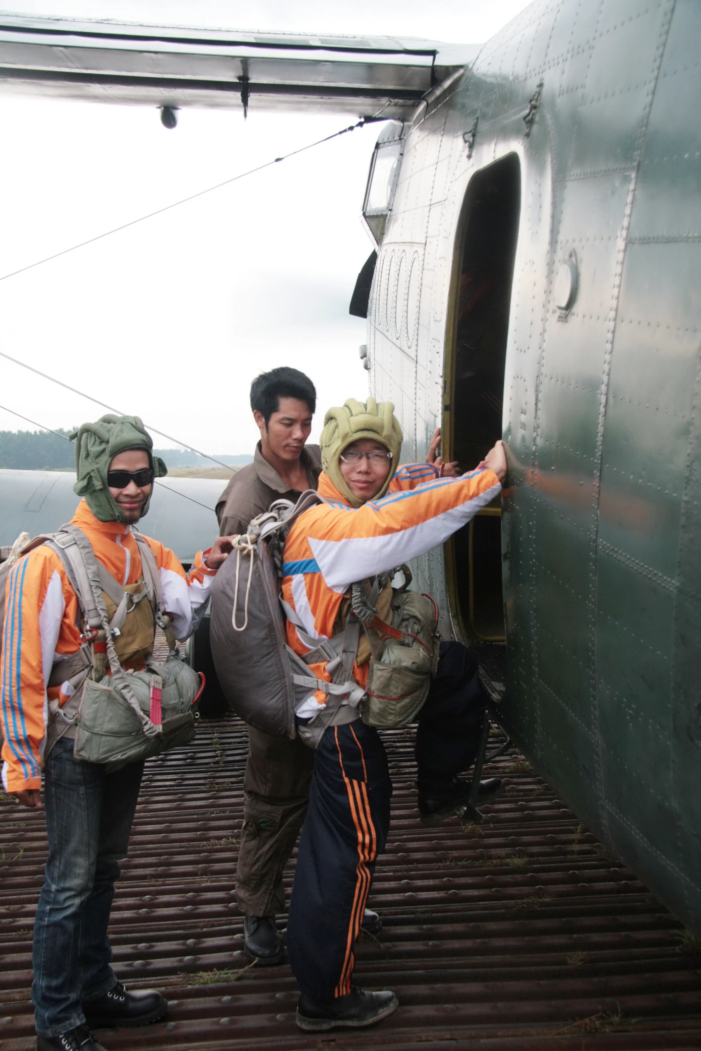 Lên máy bay. Ảnh: Lê Hồng Quang