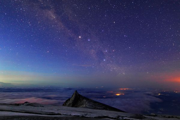 “Núi Ngân Hà” nhìn từ đỉnh Kinabalu, Malaysia. Ngọn núi này cao 4.095m so với mực nước biển và là điểm quan sát dễ dàng nhất khi xuất hiện các dải Ngân Hà. “Núi Ngân Hà” nhìn từ đỉnh núi Kinabalu, Malaysia. Ngọn núi này cao 4.095m so với mực nước biển và là điểm quan sát dễ dàng nhất khi xuất hiện các dải Ngân Hà.