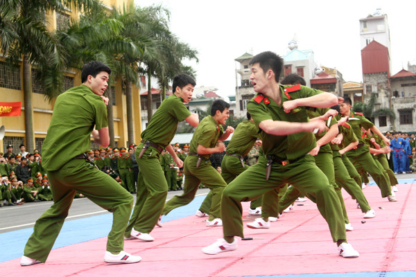 Bình tĩnh, dũng cảm trước tình huống đối phương sử dụng vũ khí tấn công