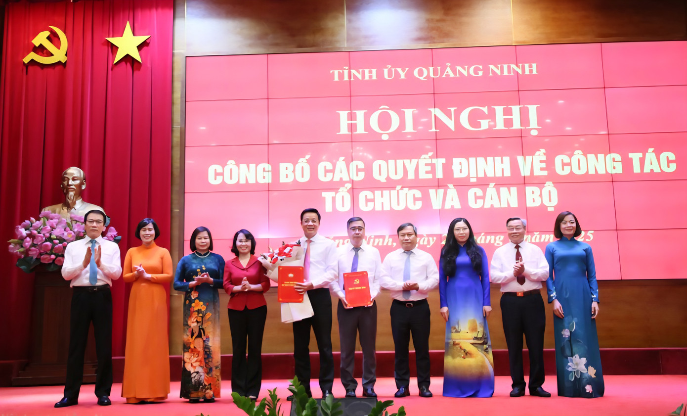 Lãnh đạo tỉnh trao các Quyết định của Ban Thường trực Ủy ban Trung ương MTTQ Việt Nam và Ban Thường vụ Tỉnh ủy.