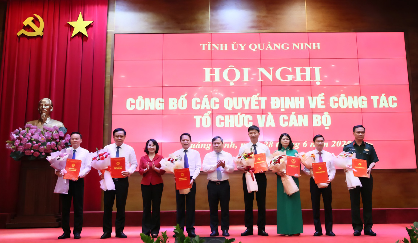 UBND tỉnh bổ nhiệm, điều động cán bộ lãnh đạo quản lý các sở, ban, ngành.