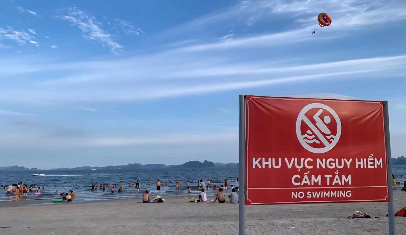 Mặc dù có biển cấm tắm nhưng nhiều du khách vẫn vô tư tắm biển khu vực nguy hiểm.