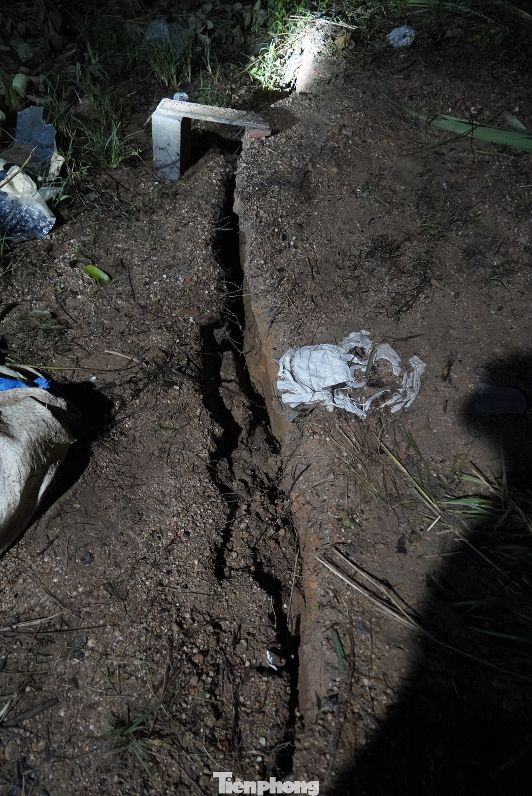 Qua kiểm tra thực tế tại khu vực tổ 7, khu 5, phường Quang Hanh (đoạn sườn đồi gần Công ty NEWSTAS) xuất hiện một số vết nứt, vị trí sụt lớn nhất khoảng 1m, chung quanh có nhiều vết nứt khoảng 10-15 cm.