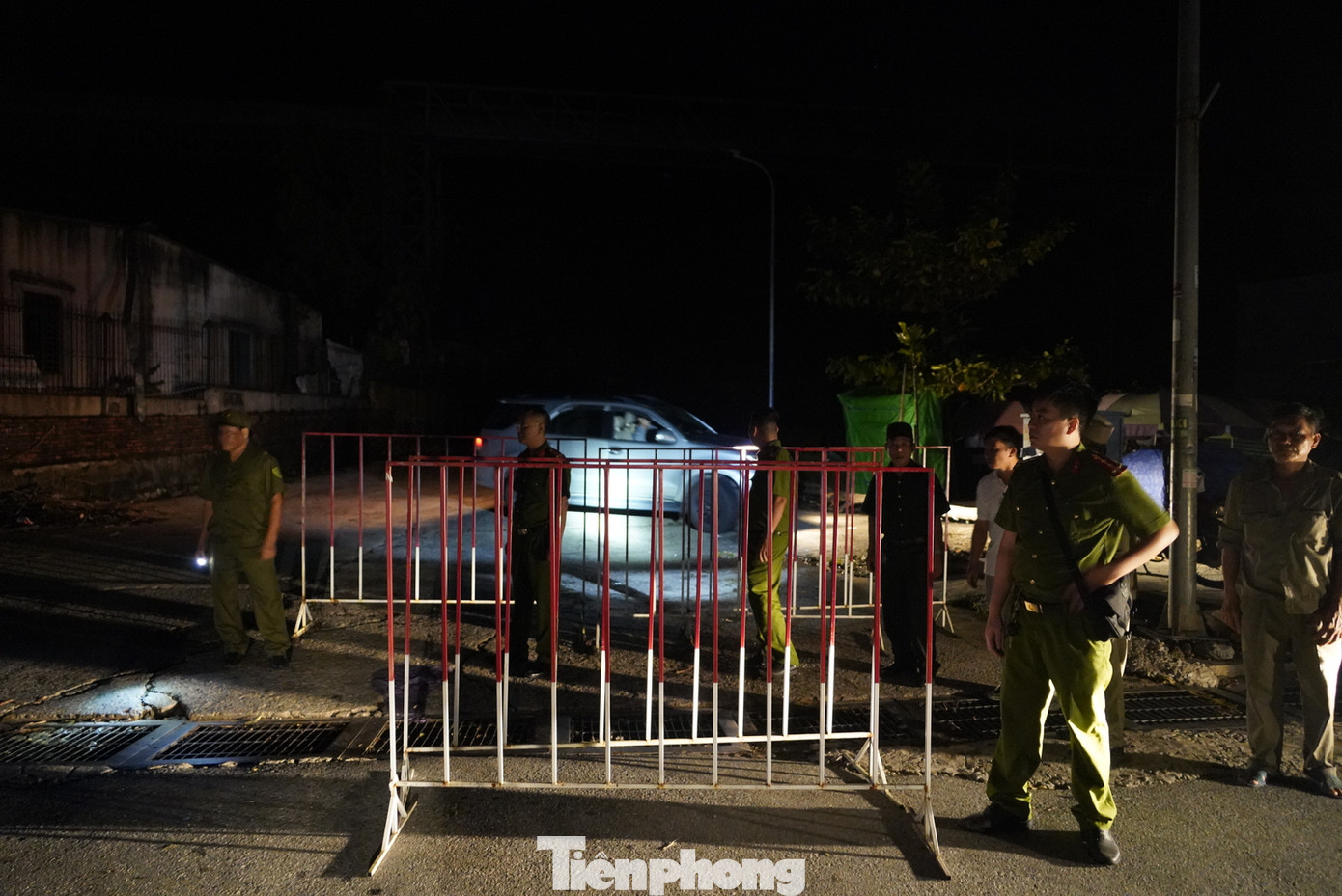 Ngay trong tối 11/9, tỉnh Quảng Ninh đã yêu cầu thành phố Cẩm Phả, phường Quang Hanh di dời khẩn cấp 136 hộ dân ra khỏi vùng nguy hiểm, bố trí đến nơi an toàn.