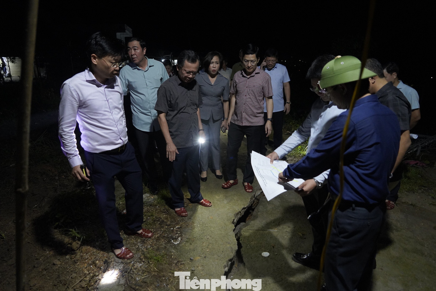 Ông Cao Tường Huy cũng yêu cầu lãnh đạo TP Cẩm Phả phải nhanh chóng lên phương án kịp thời ứng phó khi có sự cố xảy ra, phối hợp các lực lượng chức năng tổ chức tạm cấm Quốc lộ 18 đoạn qua khu vực nguy hiểm.