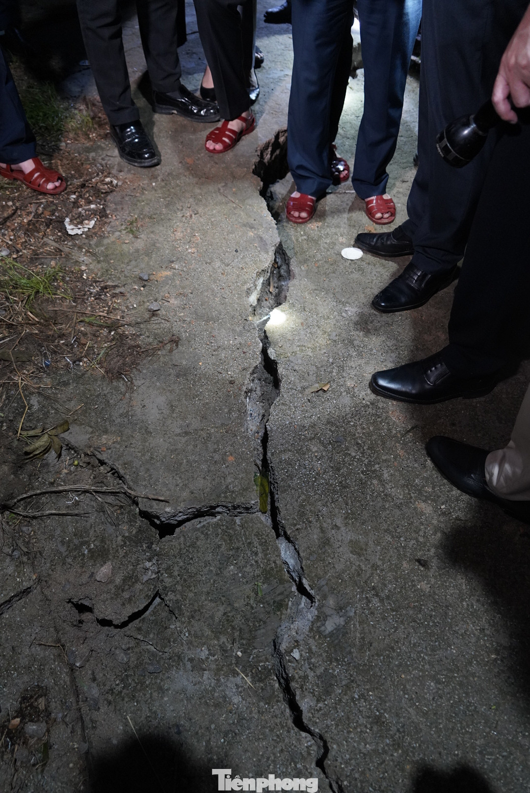 Theo UBND TP Cẩm Phả, phạm vi ảnh hưởng của khối trượt khoảng 14ha và khả năng ảnh hưởng 250m từ vị trí sạt trượt xuống phía quốc lộ 18, đặc biệt là khi Quảng Ninh có mưa liên tục sau khi bão số 3 đi qua.