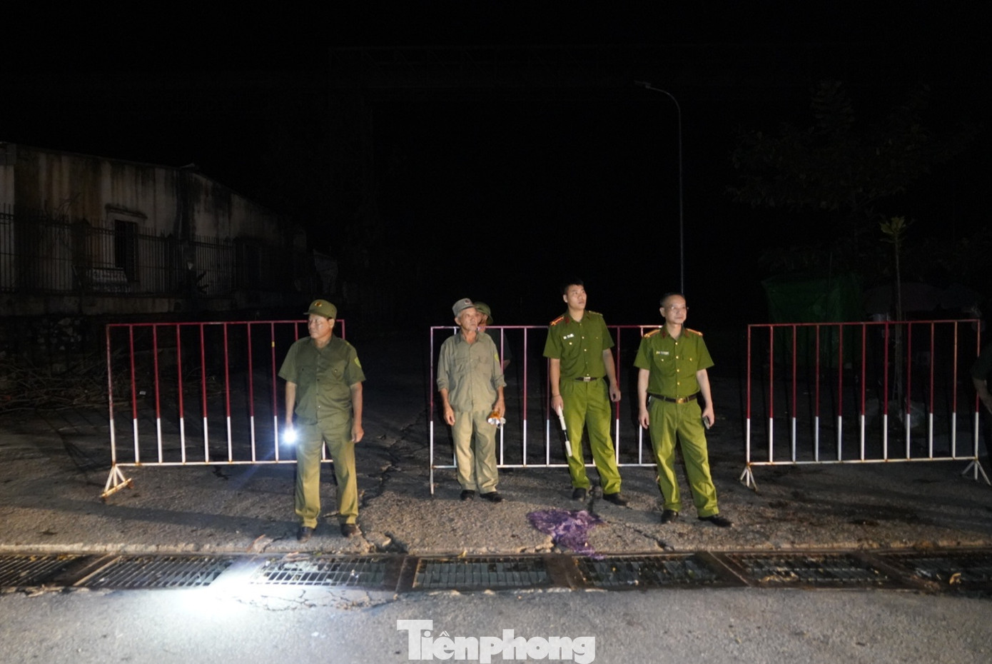 Trong hôm nay (12/9), Thành phố Cẩm Phả sẽ tham vấn ý kiến của đơn vị tư vấn, giám sát về hiện trạng, nguyên nhân và đưa ra giải pháp nhằm đảm bảo an toàn lâu dài cho người dân trong khu vực.