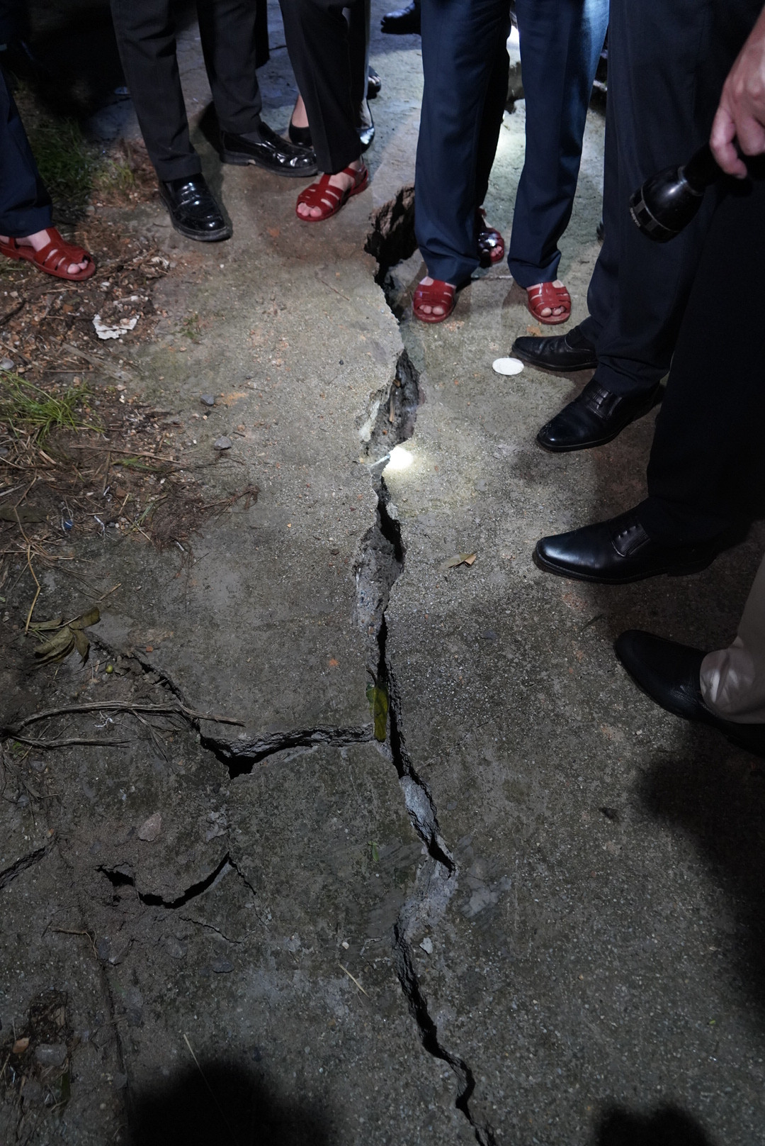 Qua kiểm tra thực tế tại khu vực tổ 7, khu 5, phường Quang Hanh (đoạn sườn đồi gần Công ty NEWSTAS) xuất hiện một số vết nứt, vị trí sụt lớn nhất khoảng 1m, chung quanh có nhiều vết nứt khoảng 10-15 cm.