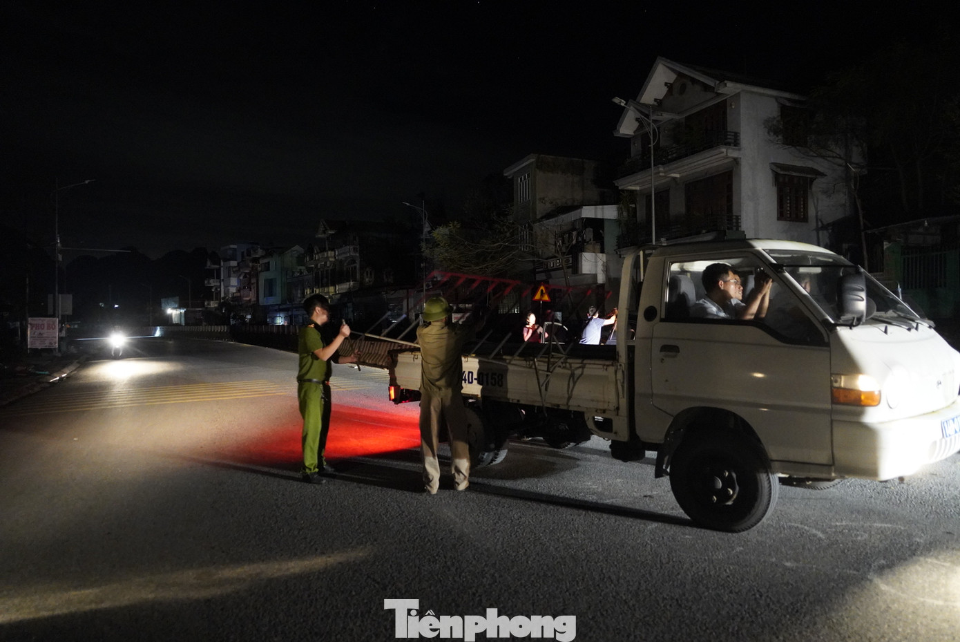 Do ảnh hưởng của cơn bão số 3 và hoàn lưu bão, tại phía tây sườn đồi khu vực Ngã Hai thuộc tổ 7, khu 5, phường Quang Hanh, thành phố Cẩm Phả, Quảng Ninh đã xuất hiện vết đứt gãy gây nguy cơ sụt lún rất cao.