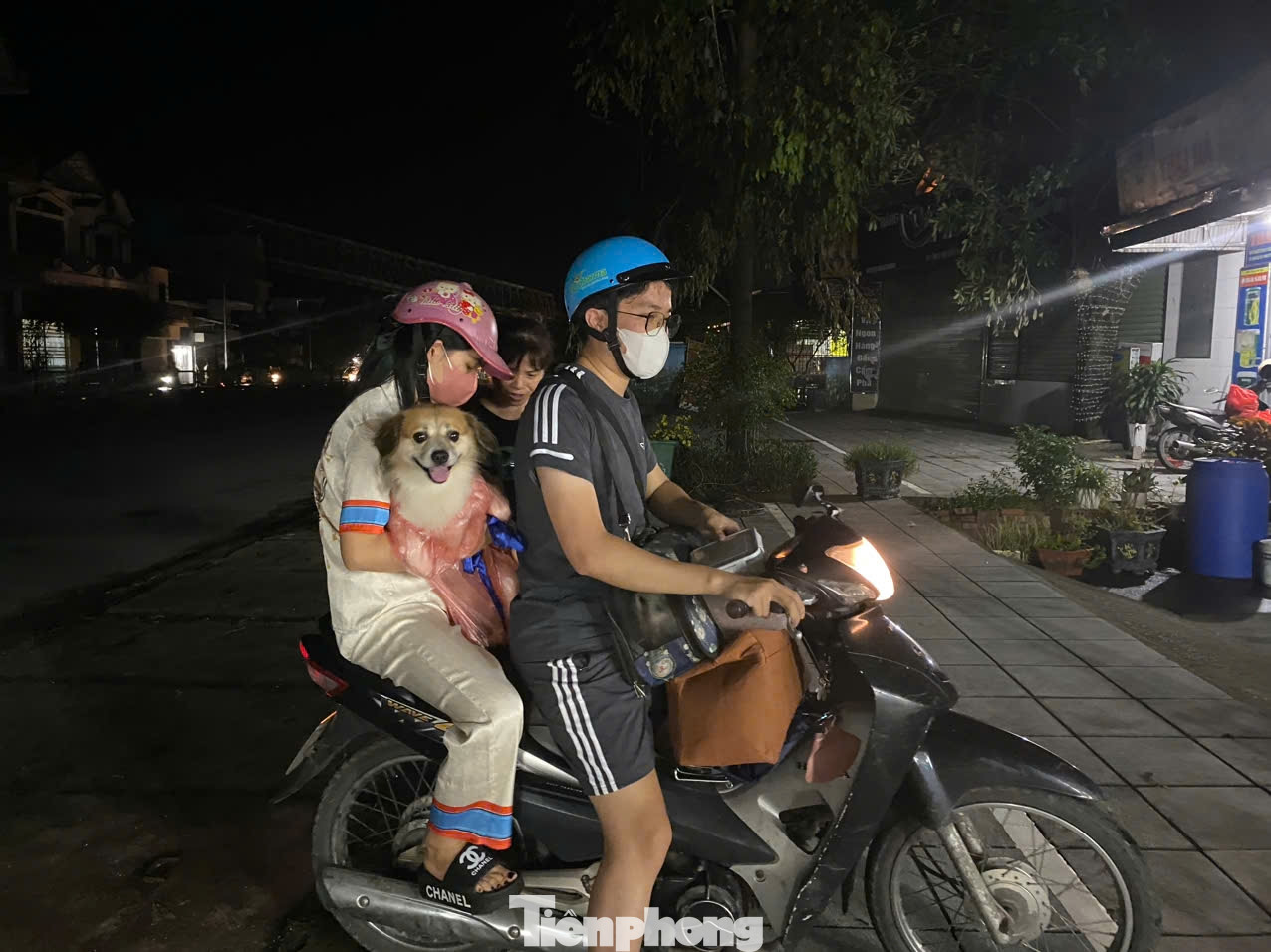 Tính đến 20 cùng ngày, gần 400 người dân phường Quang Hanh ở các khu 5, khu 6 và khu 7A đã được đưa đến nơi an toàn.